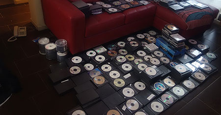 Acumulación digital incontrolada Visualización de los efectos del síndrome de Diógenes digital, mostrando dispositivos llenos de archivos innecesarios