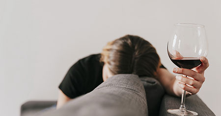 Efectos del consumo de alcohol en la vida diaria Representación del impacto del alcoholismo en la salud mental y en el entorno social