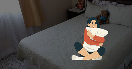 Mujer con las manos en el pecho durante una crisis de ansiedad intensa