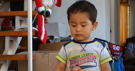 Tratamiento de la Depresión Infantil Niño experimentando tristeza, un síntoma de la depresión infantil