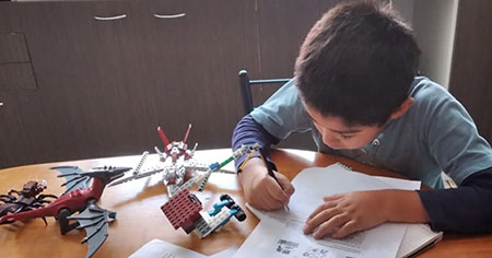 Niños y padres compartiendo tiempo juntos en casa debido al coronavirus