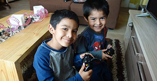 Niños participando en actividades terapéuticas para el desarrollo emocional