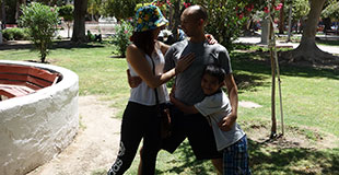 Infancia y crianza, padres educando a sus hijos con amor y cuidado.