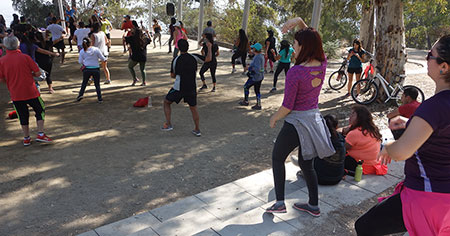 Superando la Timidez y el Temor Una imagen representativa de la lucha contra la ansiedad social y agorafobia.