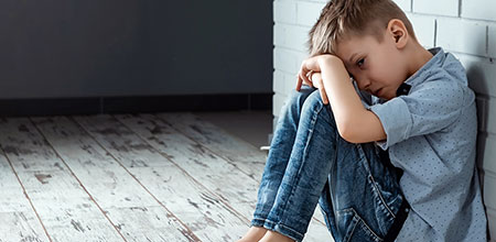 Se debe a un maltrato de personas menores de 18 años con contacto íntimo