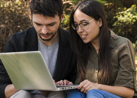 Pareja de pacientes ingresando su correo para recibir novedades Suscribirse al boletín de información del blog de Alianza