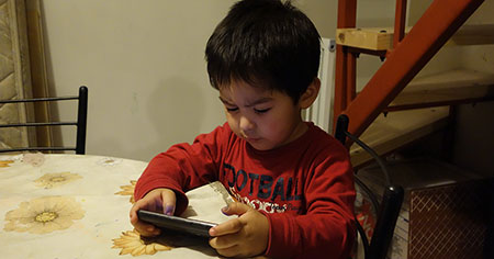 Consecuencias del uso de tecnología Adolescente utilizando un dispositivo electrónico en exceso