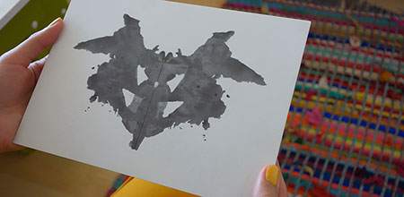 Las láminas de Test de Rorschach contienen imágenes impresas simétricas y relativamente ambiguas