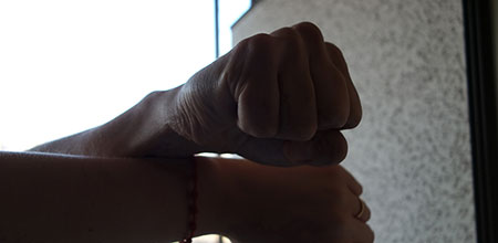 Los golpes de puño son una de las conductas comunes dentro del tipo de violencia física